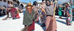Unsinniger Donnerstag in oberbayerischen Mittenwald. Klar, dass dann die Hexen mit ihren Besen unterwegs sind. Foto: mauritius images