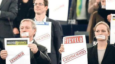 Schweigender Protest. Abgeordnete der europäischen Grünen-Fraktion bei der Debatte am Mittwoch in Straßburg. Foto: dpa