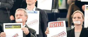 Schweigender Protest. Abgeordnete der europäischen Grünen-Fraktion bei der Debatte am Mittwoch in Straßburg. Foto: dpa