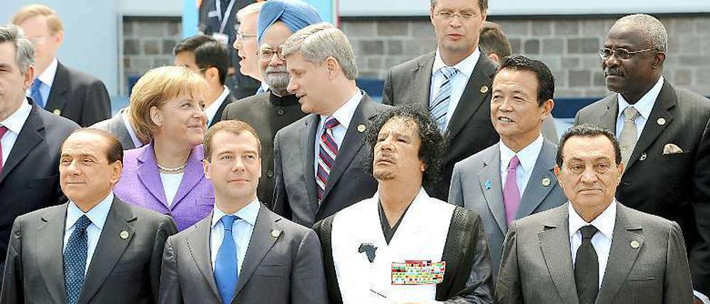G8-Gipfel 2009 - unter anderem mit dem libyschen Staatschef Muammar el Gaddafi (2.v.r.), Ägyptens Präsident Hosni Mubarak (r.) und Angela Merkel.