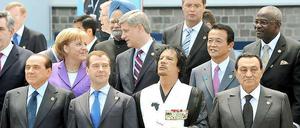 G8-Gipfel 2009 - unter anderem mit dem libyschen Staatschef Muammar el Gaddafi (2.v.r.), Ägyptens Präsident Hosni Mubarak (r.) und Angela Merkel.