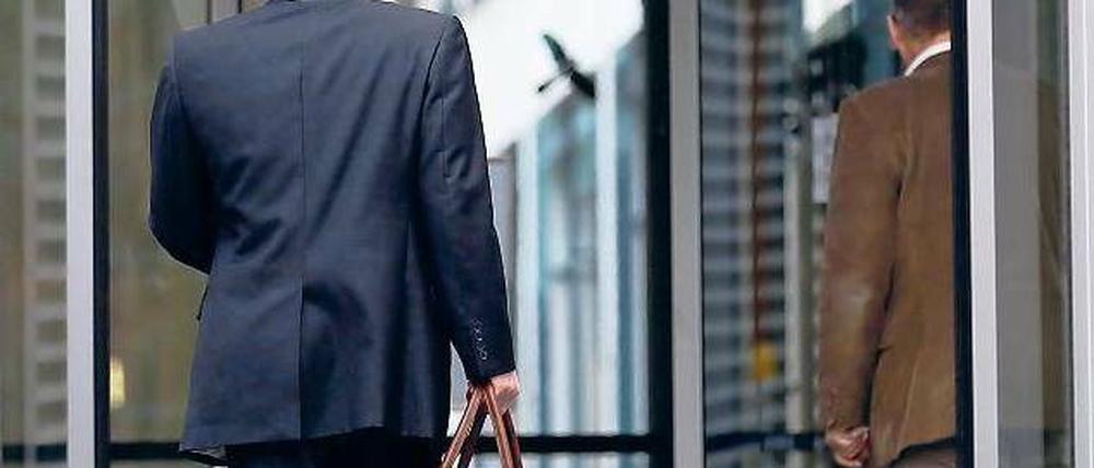 Sein Tor zur Welt. Matthias Sammer bleibt in der DFB-Verbandszentrale. Foto: dapd