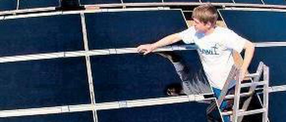 Gut festhalten. Solarmodulhersteller dürften sich bis Ende Juni über steigende Nachfrage freuen. Erst dann will der Umweltminister die Fördersätze erneut senken. Foto: dpa