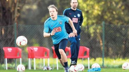 Patrick Ebert im Trainingslager in Portimao, unter den Augen seines Trainers Markus Babbel.