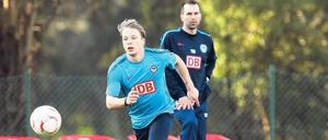 Patrick Ebert im Trainingslager in Portimao, unter den Augen seines Trainers Markus Babbel.