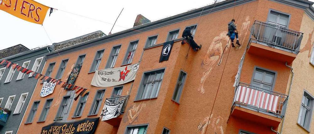 Kletterer bringen Transparente an der Fassade der "Liebig14" an.