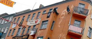 Kletterer bringen Transparente an der Fassade der "Liebig14" an.