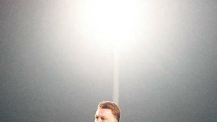 Einsam im Rampenlicht. Mit Sportdirektor Christian Nerlinger legte sich Louis van Gaal (o.) aus nichtigem Grund an – Nerlinger reagierte ungewohnt scharf. 