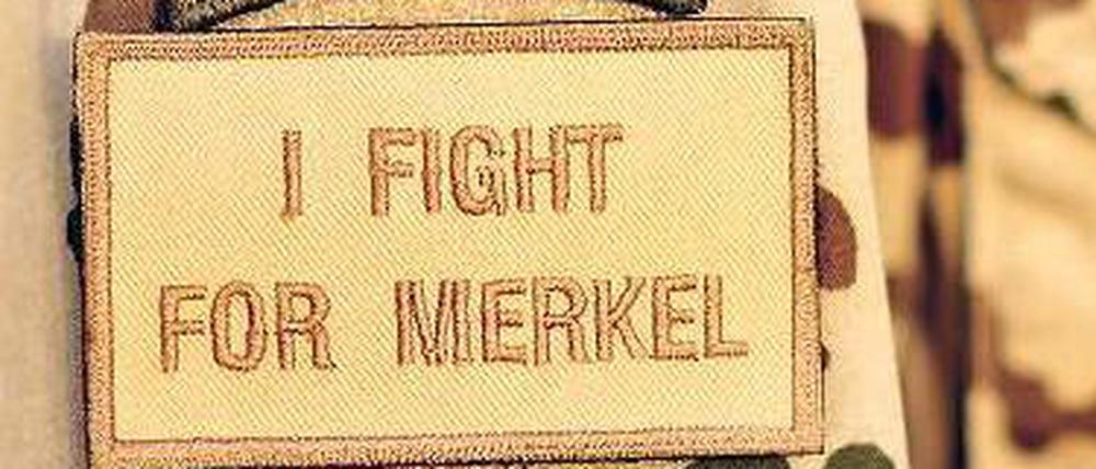 „I fight for Merkel“ – „Ich kämpfe für Merkel“ ist auf dem Aufnäher eines Soldaten im afghanischen „Camp Marmal“ in Masar-i-Scharif zu lesen.