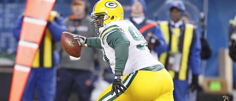 Ungewohntes Bild: Abwehr-Schwergewicht B.J. Raji von den Green Bay Packers läuft mit dem Ball in die Endzone, nachdem er einen gegenerischen Pass abgefangen hat. Die Aktion des Verteidigers war die Vorentscheidung im Halbfinale gegen die Chicago Bears.