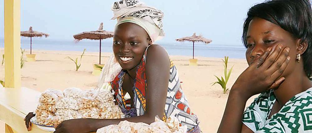 Strandverkäuferinnen. Badetouristen müssen tagsüber nicht zum Essen ins Hotel. Häufig werden in einfachen Holzbuden kleine Naschereien angeboten. 