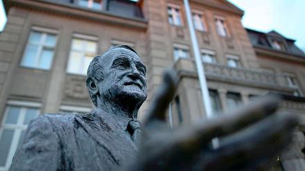 Am 16. Januar wäre der frühere Bundespräsident Johannes Rau 80 Jahre alt geworden. Dieses von Ann Weers Lacey erschaffene Denkmal steht vor der früheren Staatskanzlei in Düsseldorf.