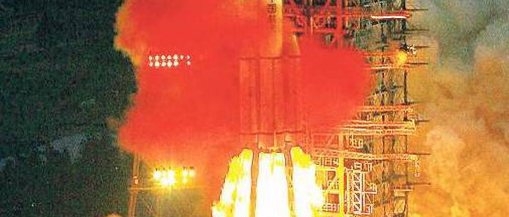 Himmelsstürmer. Am 1. Oktober 2010 startet eine Trägerrakete mit der Mondsonde „Chang’e-2“. Sie soll den Erdbegleiter mindestens sechs Monate lang erkunden. Foto: AFP