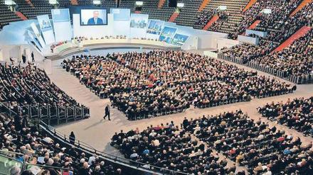 Olympiahalle in München. 8000 Aktionäre kamen zur Hauptversammlung. Für Siemens-Chef Peter Löscher gab es viel Applaus. 