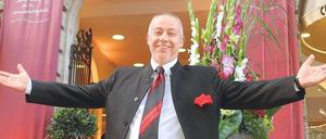 So isser nun mal. Immer, wenn sich Hartmut Guy seinen Gästen nähert, wird der charismatische Gastgeber auch ein wenig zum Zirkusdirektor. Doch der Mann kann viel mehr als nur plaudern.