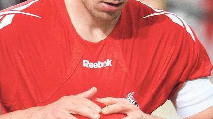 In freudiger Erwartung. Lukas Podolski scheint als Kapitän beim 1. FC Köln wieder Spaß an seiner Arbeit gefunden zu haben. Foto: dpa