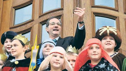 Hoher Besuch. Ministerpräsident Matthias Platzeck ist wieder ein Minister abhandengekommen. Die kleinen Sternsinger, die gestern die Staatskanzlei besuchten, werden die Nachwuchsprobleme der Brandenburger SPD aber kaum lösen können. Foto: dpa