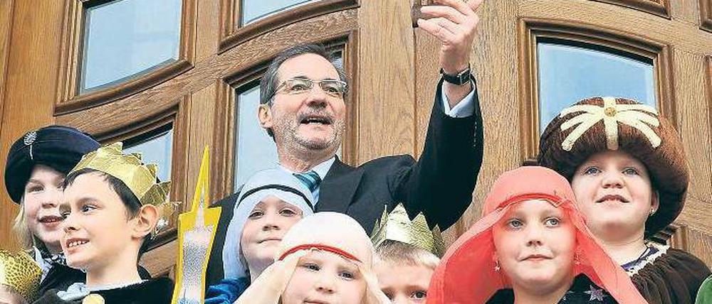 Hoher Besuch. Ministerpräsident Matthias Platzeck ist wieder ein Minister abhandengekommen. Die kleinen Sternsinger, die gestern die Staatskanzlei besuchten, werden die Nachwuchsprobleme der Brandenburger SPD aber kaum lösen können. Foto: dpa