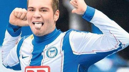 Zunge raus, Ball rein. Pierre-Michel Lasogga feiert sein das Spiel entscheidende Tor gegen Fortuna Düsseldorf. Foto: dpa