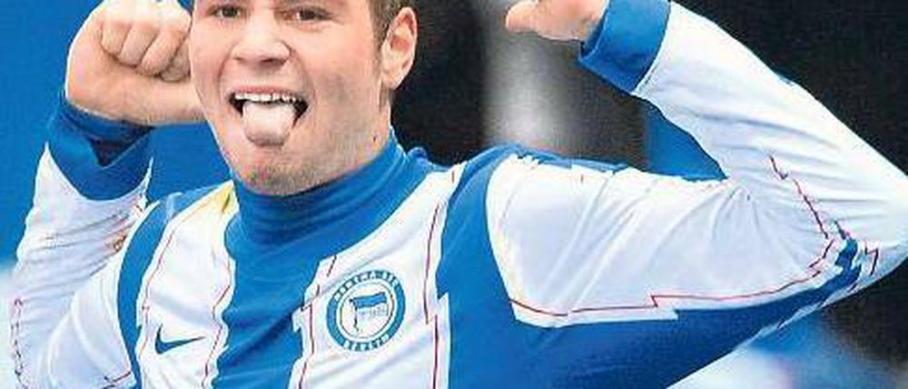 Zunge raus, Ball rein. Pierre-Michel Lasogga feiert sein das Spiel entscheidende Tor gegen Fortuna Düsseldorf. Foto: dpa