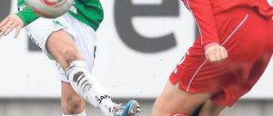 Augen zu und unten durch. Der Unioner Christian Stuff (rechts) muss dem Fürther Christopher Nöthe zuschauen. Foto: dpa