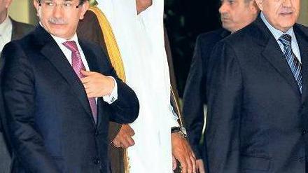 Ständig unterwegs: Außenminister Davutoglu (links), hier mit dem libanesischen Präsidenten Suleiman (r.) und Katars Premierminister al Thani. Foto: dpa