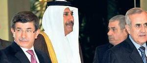Ständig unterwegs: Außenminister Davutoglu (links), hier mit dem libanesischen Präsidenten Suleiman (r.) und Katars Premierminister al Thani. Foto: dpa