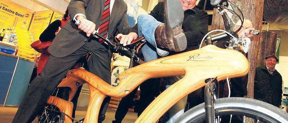 Wacklig. Ministerpräsident Platzeck sitzt halbwegs sicher im Sattel, da kämpft Peter Meyer von den Puhdys noch mit dem Aufstieg. Gefertigt wurde dieses Tandem aus märkischer Buche. Doch Patriotismus hin oder her, lange hielt es die beiden nicht auf dem Rad. Foto: dapd/Michele Tantussi