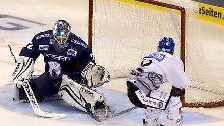 Hält dicht. Eisbären-Torhüter Rob Zepp empfiehlt sich für größere Aufgaben.