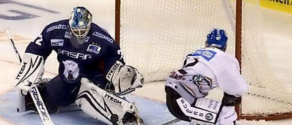 Hält dicht. Eisbären-Torhüter Rob Zepp empfiehlt sich für größere Aufgaben.