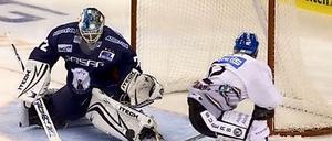 Hält dicht. Eisbären-Torhüter Rob Zepp empfiehlt sich für größere Aufgaben.