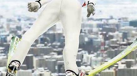 Höhenflug über Sapporo. Severin Freund gelang beim Weltcupspringen in Japan der größte Erfolg seiner Karriere. Foto: dpa