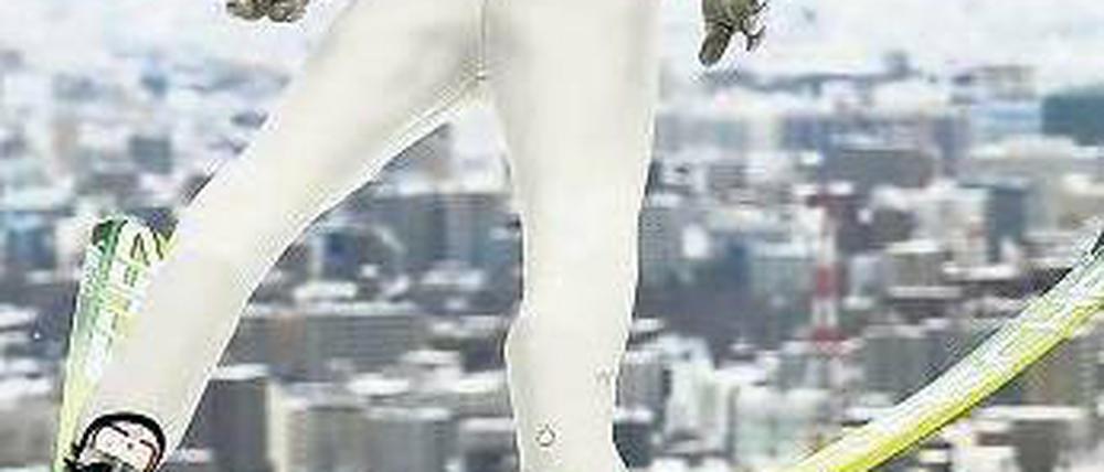 Höhenflug über Sapporo. Severin Freund gelang beim Weltcupspringen in Japan der größte Erfolg seiner Karriere. Foto: dpa