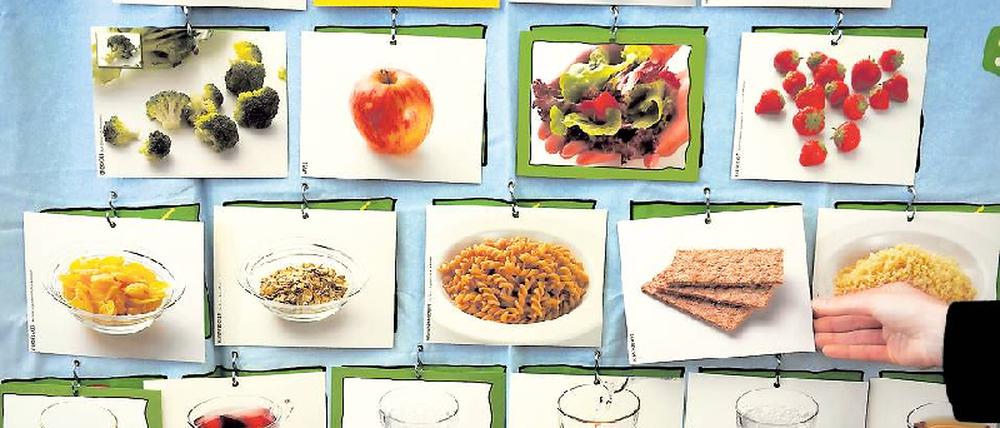 Ausgewogen. Die richtige Ernährung ist wichtig. Viele brauchen Hilfe dabei, Essgewohnten umzustellen. Ausgebildete Fachkräfte sind dabei unerlässlich. Zwei Drittel aller Todesfälle sind auf Erkrankungen zurückzuführen, bei denen die Ernährung eine Ursache ist. Foto: dapd