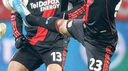 Solide trifft leichtfüßig. Ballack (l.) und Vidal dominierten Hannover. Foto: dapd