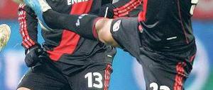 Solide trifft leichtfüßig. Ballack (l.) und Vidal dominierten Hannover. Foto: dapd