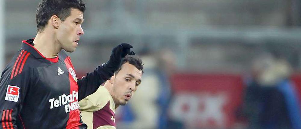 Im Hinspiel gegen Hannover 96 hatte sich Michael Ballack (l) nach einem Foul von Sergio Pinto schwer am Knie verletzt.