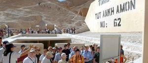 Touristen am Grab von Tut-Ench-Amun