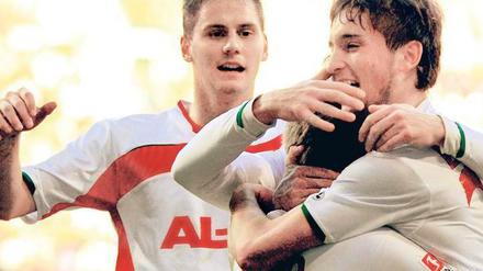 Bundesliga, wir kommen! Augsburgs Oehrl, Hain und Leitner (v.l.) jubeln. Foto: dpa