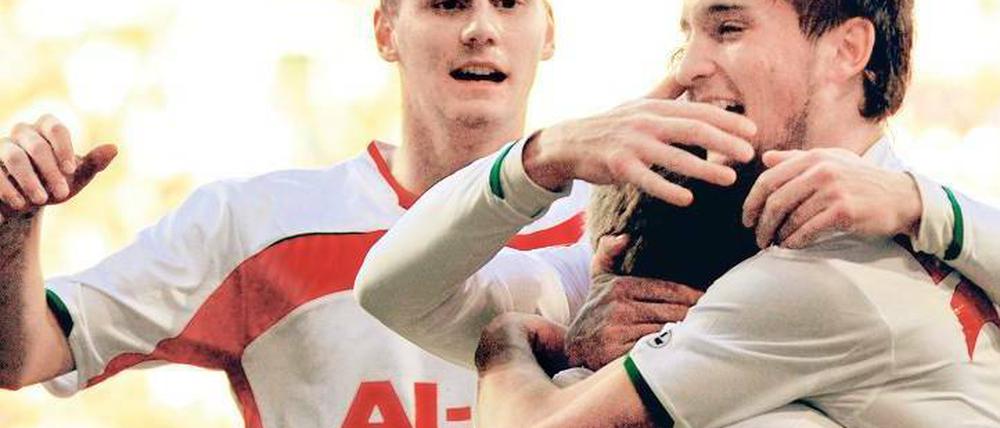 Bundesliga, wir kommen! Augsburgs Oehrl, Hain und Leitner (v.l.) jubeln. Foto: dpa