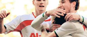 Bundesliga, wir kommen! Augsburgs Oehrl, Hain und Leitner (v.l.) jubeln. Foto: dpa