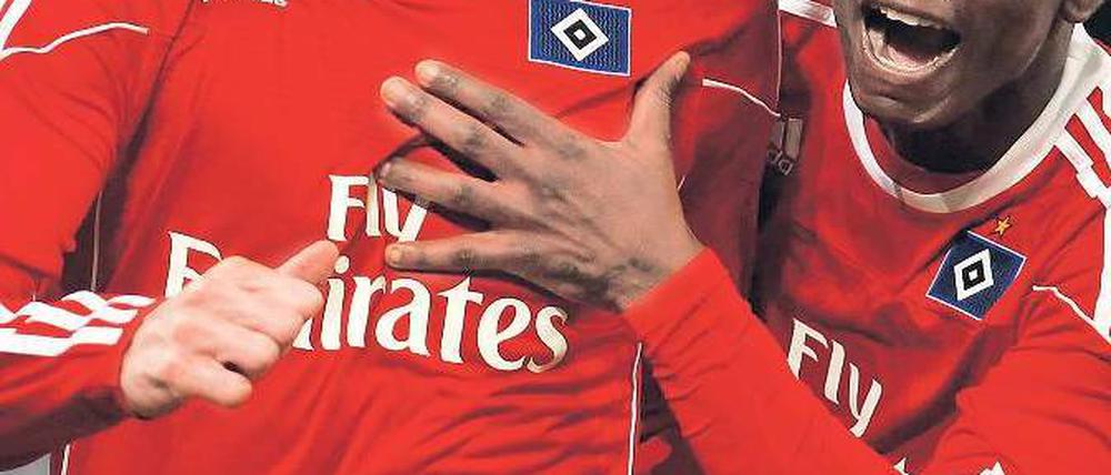 Hiergeblieben! Eljero Elia (rechts) versucht, Ruud van Nistelrooy nach dessen Tor gegen Schalke einzufangen. Foto: Reuters