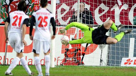 Keine Chance: Kölns neuer Torwart Michael Rensing streckt sich vergebens, den Treffer zum 1:1-Endstand durch Lauterns Jan Moravek kann er nicht verhindern.