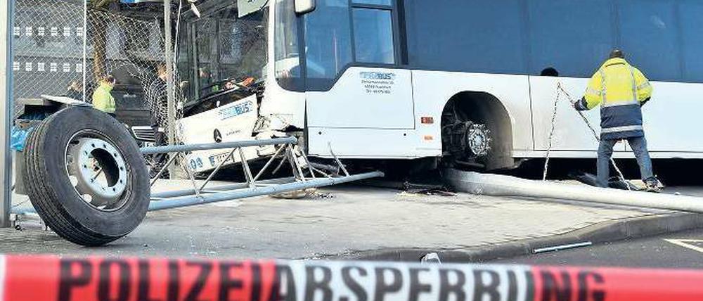 Ermittler sichern Spuren. Diese Stelle wird nur von Angestellten frequentiert, der Passagierbereich ist weit entfernt.