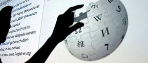 Seit zehn Jahren sammeln und veröffentlichen freiwillige Autoren Wissen in der Online-Enzyklopädie Wikipedia.