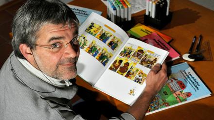 Alltagsgeschichte mit Augenzwinkern: Der Comiczeichner und Designer Thomas Weyh mit dem vierten Band des Comics "Landshuter Stadtgeschichte - Renaissance und Dreißigjähriger Krieg".