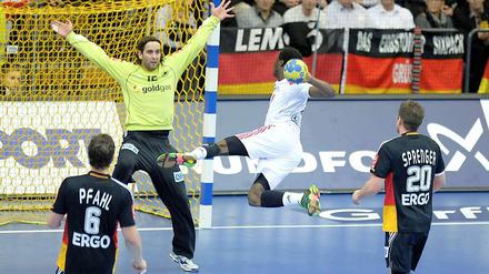 An Füchse-Torwart Silvio Heinevetter lag es nicht, dass Deutschland gegen Frankreich deutlich verlor. Hier baut er sich vor Luc Abalo auf. Christian Sprenger (r.) und Adrian Pfahl (l.) schauen zu.