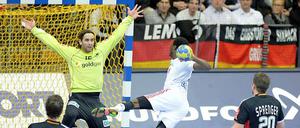 An Füchse-Torwart Silvio Heinevetter lag es nicht, dass Deutschland gegen Frankreich deutlich verlor. Hier baut er sich vor Luc Abalo auf. Christian Sprenger (r.) und Adrian Pfahl (l.) schauen zu.