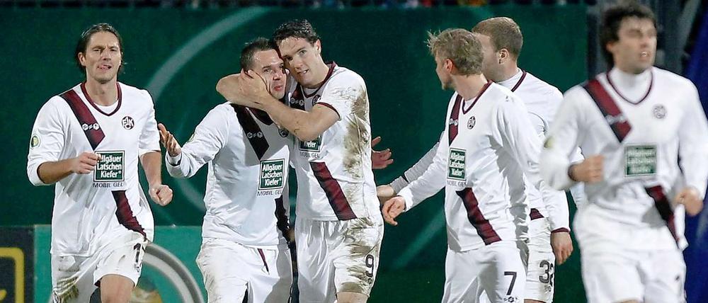 Die Lauterer um den dreifachen Torschützen Srdjan Lakic (Mitte) freuen sich über den Einzug ins Pokal-Viertelfinale.