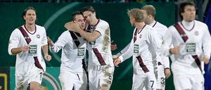 Die Lauterer um den dreifachen Torschützen Srdjan Lakic (Mitte) freuen sich über den Einzug ins Pokal-Viertelfinale.